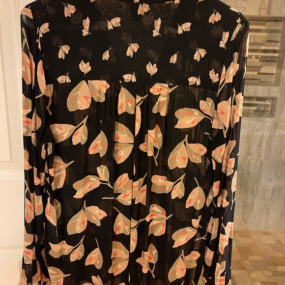 Beautiful and versitile blouse! - Picture 4 of 6